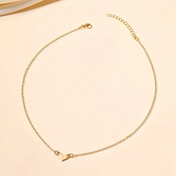 Minimalist Gold Heart Pendant Necklace - Picture 4 of 6